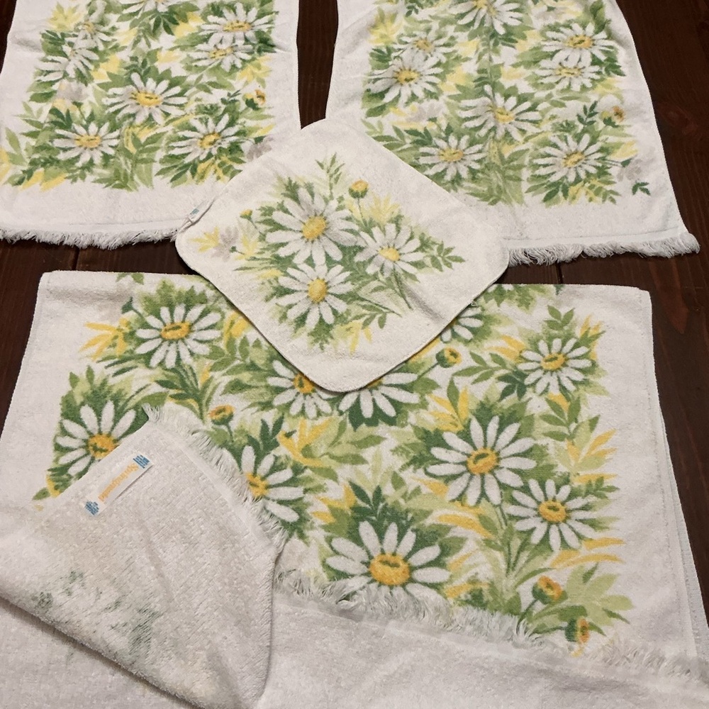 Vintage Set of Springmaid Bath Towels Each measure - Picture 8 of 14